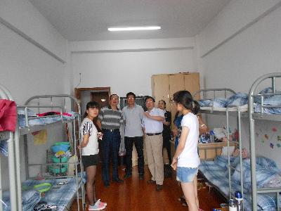 院领导们视察实习生宿舍，了解同学们的住宿及实习情况